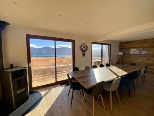 une salle à manger avec une table et des chaises en bois dans l'établissement Grande maison moderne pour 16 pers avec terrasse et parking, proche pistes et commerces - FR-1-758-20, aux Angles