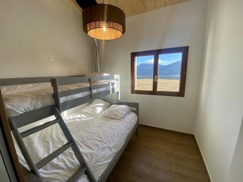 une chambre avec un lit superposé et une fenêtre dans l'établissement Grande maison moderne pour 16 pers avec terrasse et parking, proche pistes et commerces - FR-1-758-20, aux Angles