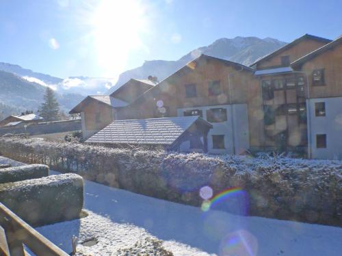 - une vue sur une maison avec de la neige sur le toit dans l'établissement Charmant Studio Cosy à Samoëns avec Balcon Sud, Parking et Animaux Acceptés - FR-1-629-138, à Samoëns