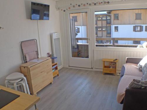 - un salon avec un canapé et une commode dans l'établissement Charmant Studio Cosy à Samoëns avec Balcon Sud, Parking et Animaux Acceptés - FR-1-629-138, à Samoëns