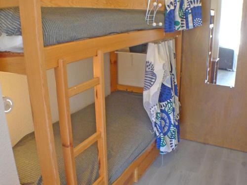 - un lit superposé avec une échelle dans une chambre dans l'établissement Charmant Studio Cosy à Samoëns avec Balcon Sud, Parking et Animaux Acceptés - FR-1-629-138, à Samoëns