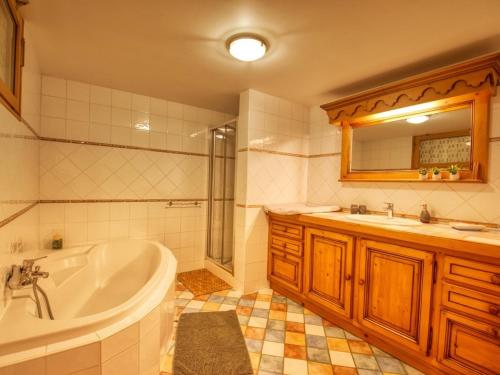 een badkamer met een bad en een wastafel bij Appartement La Rivière-Enverse, 4 pièces, 8 personnes - FR-1-642-87 in La Rivière-Enverse