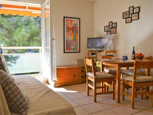 - un salon avec une table à manger et une chambre dans l'établissement T2 cabine avec loggia, proche plage et commerces, parking inclus - Bormes-les-Mimosas - FR-1-251-521, à Bormes-les-Mimosas