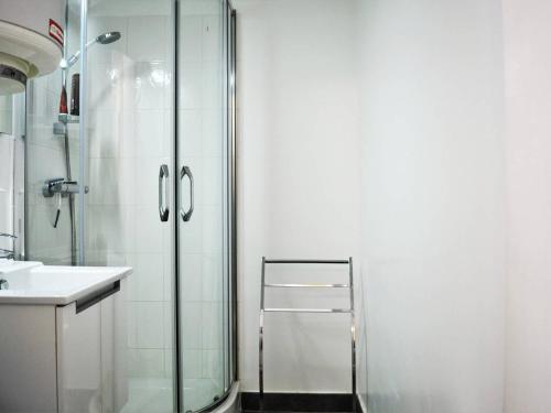 une salle de bain avec une douche en verre et un lavabo dans l'établissement T2 cabine avec loggia, proche plage et commerces, parking inclus - Bormes-les-Mimosas - FR-1-251-521, à Bormes-les-Mimosas