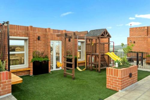 a small backyard with a playground and a house at Nuevo y Moderno Apartamento con Parqueo en la atractiva Zona 4 in Guatemala
