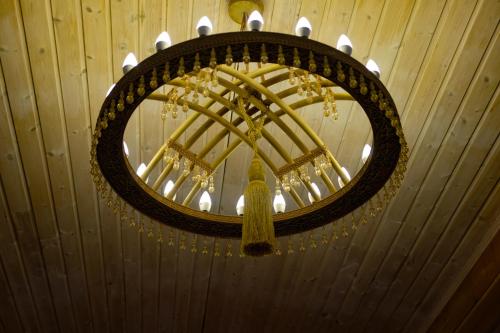 una lámpara de araña está colgando del techo en Милая квартира премиум класса, en Almaty