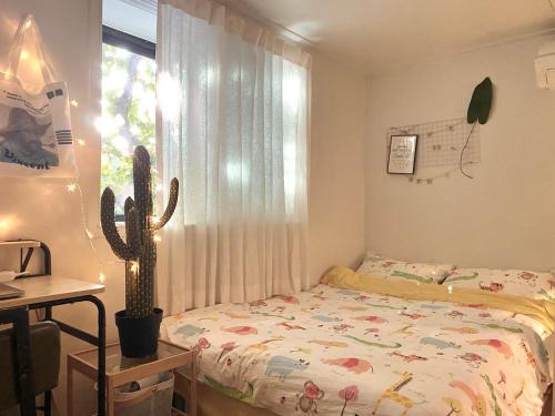 Säng eller sängar i ett rum på Amazing room HONGDAE GUESTHOUSE