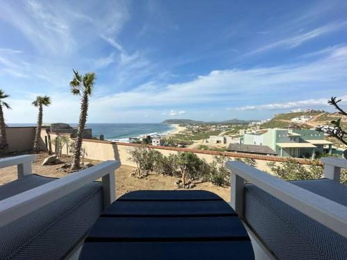 a balcony with a view of the beach at Villa Tres Vistas. in El Pescadero