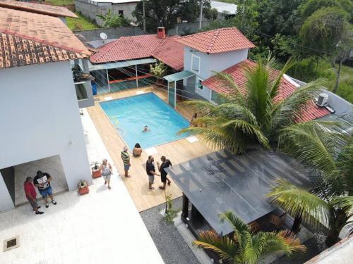 Cette chambre offre une vue sur une maison dotée d'une piscine. dans l'établissement Rancho Romanichen, à Itaboraí