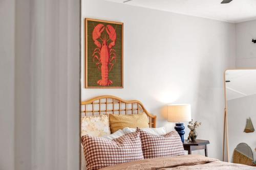 um quarto com uma cama e uma fotografia na parede em Dune Shack - Waterfront Retreat em White Beach