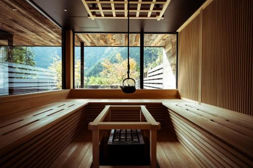eine Sauna mit einer Bank und einem großen Fenster in der Unterkunft UMEGASHIMA　DRIVEｰIN　＆　SAUNA　VILLA in Shizuoka