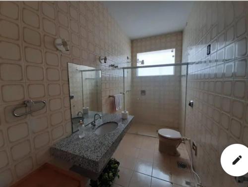 uma casa de banho com um lavatório, um WC e um chuveiro em Casaclassea em Juiz de Fora