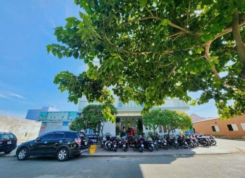 un gruppo di motocicli parcheggiato di fronte a un edificio di Hải Long Hotel Đảo Phú Quý a Cu Lao Thu