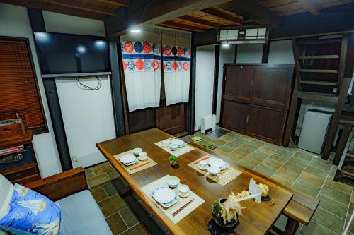 Yotsukaidōにある一宿一景一生縁-千葉県四街道店のテーブル付きのキッチンが備わる客室です。
