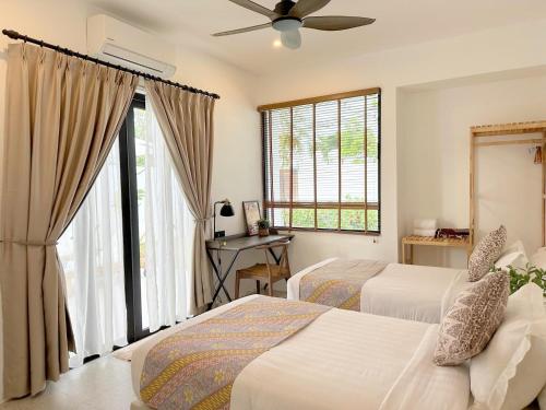 een slaapkamer met 2 bedden en een plafondventilator bij Arau House in Arau