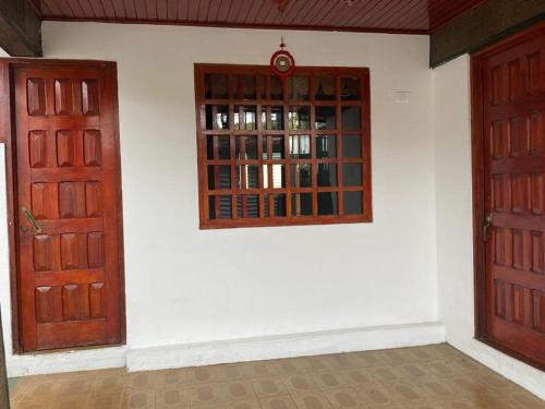 an empty room with two doors and a window at CasaZheng in San José