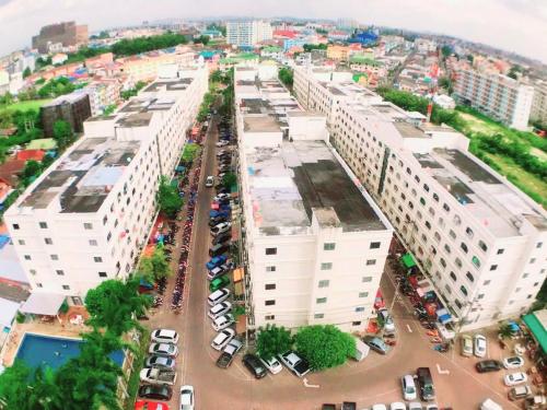une vue aérienne sur une ville avec des bâtiments blancs dans l'établissement Niran Grand Ville A4F, à Pattaya
