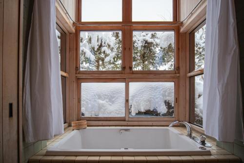 una bañera en un baño con ventana en 【飛騨高山】kiyomi荘-sou- 贅沢なプライベート空間, en Takayama