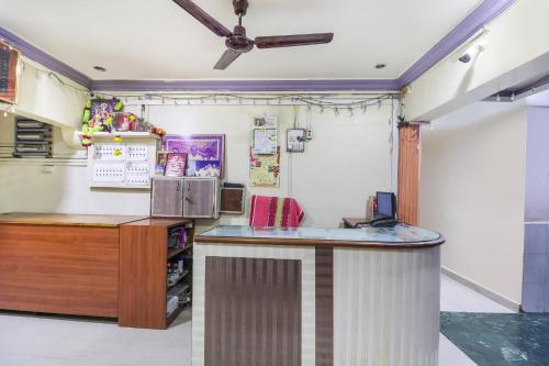 un bar en una cocina con techo en Collection O Aaradhna Lodge, en Alandi