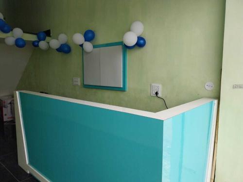 een muur met een spiegel en ballonnen op de muur bij OYO HOTEL GREEN in Jīnd