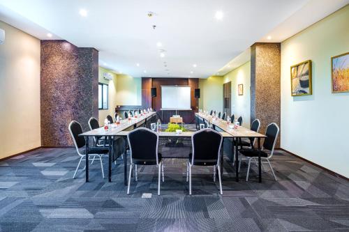 a conference room with a long table and chairs at Hotel Eastern Bojonegoro in Bojonegoro