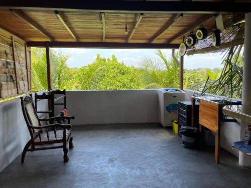 un soggiorno con una sedia e una finestra di Dinuri villa a Tangalle