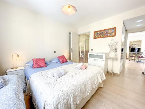 Cannes Close Centre 2 BR 2 bath mezzanine & balconies Exceptional Rating Ideal Families Easy parking by Olam Properties