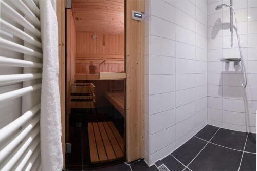 un piccolo bagno con doccia e lavandino di Detached family friendly villa in the Oosterschelde National Park a Colijnsplaat