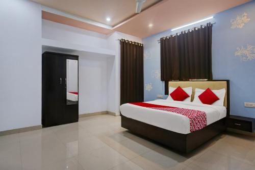 Łóżko lub łóżka w pokoju w obiekcie OYO Hotel Sanwariya Residency