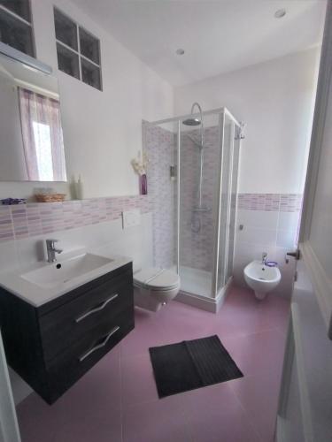 a bathroom with a sink and a shower and a toilet at La Casa di Mà in Piancastagnaio