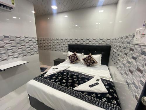 Hotel Sai Residency tesisinde bir odada yatak veya yataklar