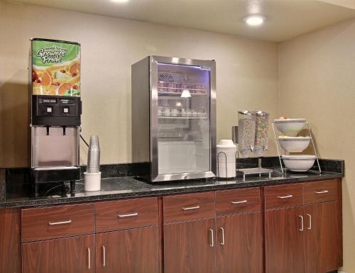 a kitchen with a refrigeratorasteryasteryasteryasteryasteryasteryasteryasteryasteryasteryastery at Cobblestone Inn & Suites - Linton in Linton