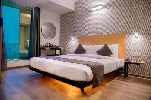 una camera con un grande letto e una grande finestra di GoldenKeys Inn a Nuova Delhi