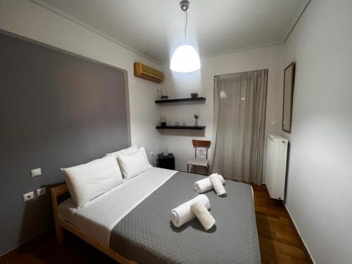 een slaapkamer met een bed met twee handdoeken erop bij Chrystall's Athens Home in Athene