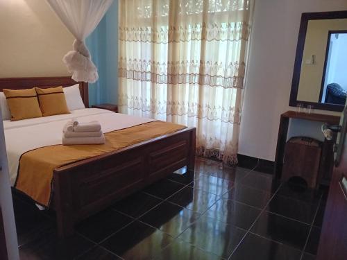 - une chambre avec un lit et 2 serviettes dans l'établissement Yaluwa Tourist Rest & cooking class, à Anurâdhapura