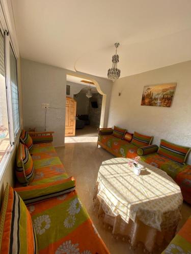 ein Wohnzimmer mit einem Sofa und einem Tisch in der Unterkunft Spacious and Cozy Villa for Peace of Mind, Saidia in Saidia 