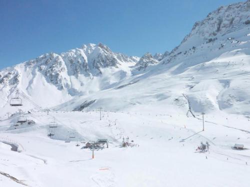 einen schneebedeckten Berg mit Skilift in der Unterkunft Résidence Pic Du Midi - 2 Pièces pour 4 Personnes 264 in La Mongie