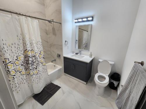 ein Bad mit einem WC, einem Waschbecken und einer Dusche in der Unterkunft Luxury 2 bedroom apartment, close to NYC! in Bayonne
