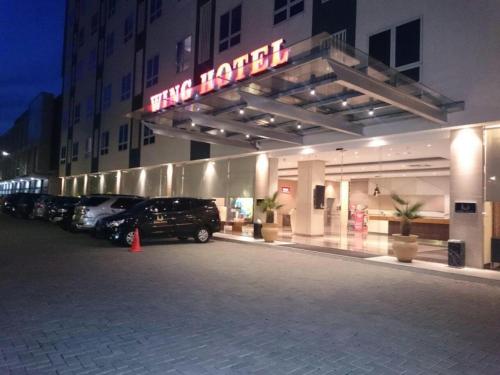 ein Hotel mit einem davor geparkt in der Unterkunft Wing Hotel Kualanamu Airport in Kampungbesar