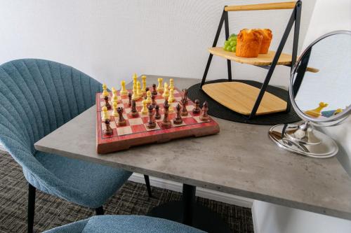 um tabuleiro de xadrez em cima de uma mesa em Mr Kintaro Higashikomagata em Tóquio