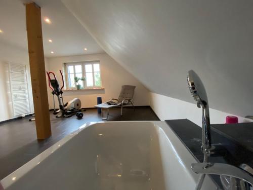 bañera en una habitación con ático en Ferienhaus-Selker-Noorblick-mit-Thermomix, en Selk