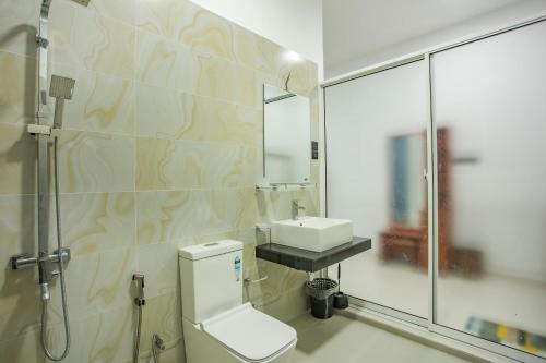 W łazience znajduje się toaleta, umywalka i prysznic. w obiekcie Anu - The Breeze of Heaven w mieście Kandy