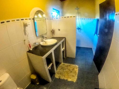 Ένα μπάνιο στο Beach Villa Yin near Hikkaduwa, with Pool and Cook - Semi-detached House