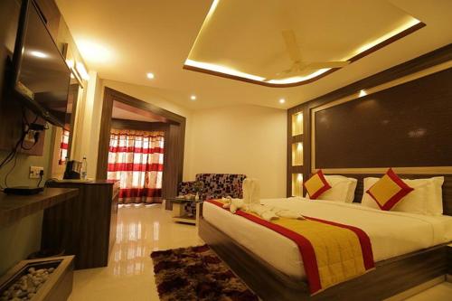 une chambre d'hôtel avec un lit et une chaise dans l'établissement Hotel Goa Heritage Resort, à Baga