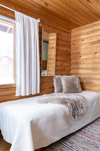 Postel nebo postele na pokoji v ubytování Lapland Arctic Cabins