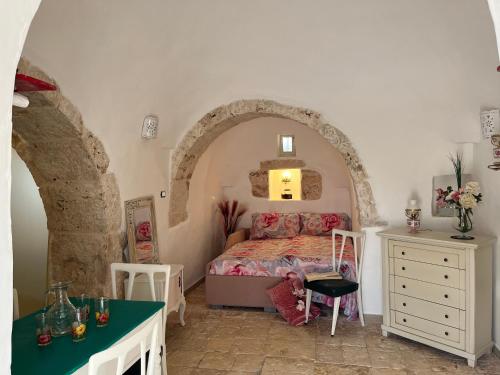 1 dormitorio con 1 cama y vestidor en una habitación en Anglica's Suite, en San Michele Salentino