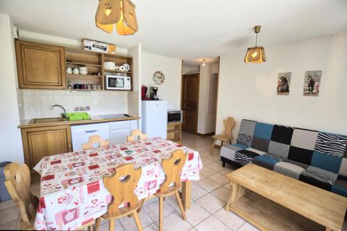 Résidence Le Schuss 1 - Appartement au pied des pistes avec terrasse vue Mont-Charvin MAE-3434