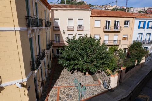 uma vista para uma rua a partir da varanda de um edifício em Central Hôtel em Cerbère