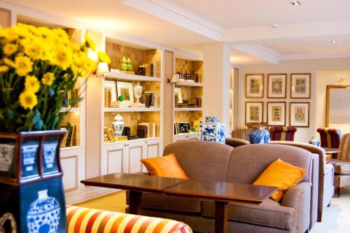 a living room with a couch and a table at Hotel Boutique Le Reve in Santiago