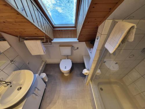 a small bathroom with a toilet and a sink at Nörderland in Norden